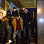 Doi tineri, suspectați că ar fi ucis un bătrân în apartamentul său din Bistrița, au fost reținuți
