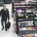 Un tânăr care a furat două parfumuri din magazinul Bucovina este căutat de poliție