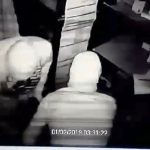 VIDEO cu hoţii care au furat zeci de telefoane mobile dintr-un magazin din Corabia