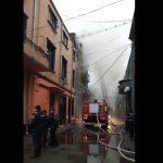 Două case din Ploiești, cuprinse de flăcări! În podul unei locuințe a fost găsit un bărbat decedat
