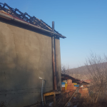 Acoperișul unei case din localitatea Panic, distrus de flăcări