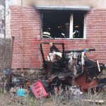 Panică într-un bloc din Timiș. Un apartament a luat foc și zeci de oameni au fost evacuați