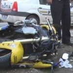 Mopedist rănit de un autoturism al cărui şofer a părăsit locul accidentului