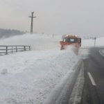 În Pasul Tihuța din Bistrița-Năsăud, drumarii intervin cu autofreza pentru lărgirea drumului în zonele în care zăpada a fost spulberată pe carosabil (VIDEO)