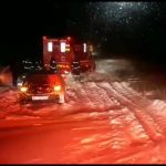 Mașini blocate de viscol pe mai drumuri din județ, noaptea trecută. Șoferi și pasageri salvați de pompieri/VIDEO