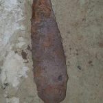 Bombă aruncător descoperită în curtea unei case din Hidișelu de Sus.