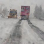 Iarna nu se dă dusă! E lapoviță și ninsoare în zona montană a județului Bistrița-Năsăud, iar traficul greu a fost restricționat pe DN 17 (FOTO/VIDEO)