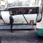 Un autobuz a distrus un refugiu dintr-o stație de capăt de traseu