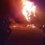 Tradiţii, înainte de intrarea în Postul Paştelui. Tinerii din Olt aprind focuri imense şi strigă fetele „peste sat“ – FOTO
