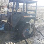 Un tractor a ars ca o torță, după ce proprietarul a uitat jarul nestins în curte