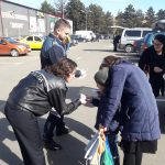 Polițiștii suceveni au oferit peste 100 de mărțișoare confecționate de o fetiță de 13 ani FOTO