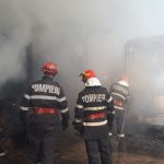 FOTO| Incendiu puternic la un atelier auto din Cristur. Un autocar a fost cuprins de flăcări