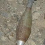 O bombă de aruncător a fost găsită de niște copii lângă Săndulești
