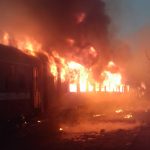 ALERTĂ! Flăcări uriașe în gara Oravița, mai multe vagoane au luat foc VIDEO