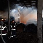Şase ore de infern! Incendiu de amploare la Smârdan. Au ars 150 de baloţi mari de lucernă.