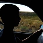 Adolescent fără permis, prins la volanul unui autoturism cu numere false
