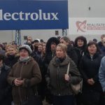 Liderii sindicali de la Electrolux, ameninţaţi de conducerea fabricii. Greva muncitorilor continuă