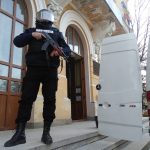 „Tezaur” de aproape 900.000 de euro păzit cu arma la Botoșani