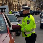 Șoferițele au fost „amendate” de polițiștii rutieri cu câte un mărțișor