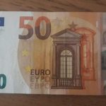 A plătit 150 de lei pe o bancnotă falsă de 50 de euro