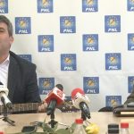 Un primar din Olt a făcut senzație cu chitara, în sediul partidului/VIDEO