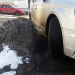Cel mai scump nisip din lume: Primăria Bacău- peste 11.000 de lei despăgubiri pentru o mașină avariată într-o movilă de pe drum
