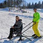 Persoanele cu dizabilități pot schia. Pârtia Icoana – Cavnic, dotată de Caiac SMile cu un scaun special