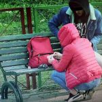 Un caracalean, prins fumând etnobotanice într-un parc din Craiova