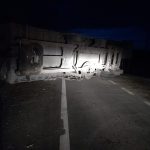 GALERIE FOTO: TIR răsturnat pe o șosea din Iași