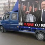 Afiș cu ministrul Justiției, cu mesajul “Mi-e rușine cu rectorul Toader”, plimbat prin Iași cu un camion