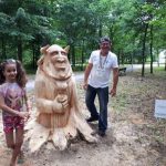 Copacii uscați din Parcul Tineretului devin, și anul acesta, personaje din povești. Șase sculptori români vor lucra cu drujba timp de cinci zile