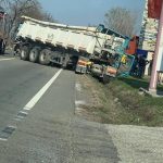 Accident în județul Olt, produs de EXPLOZIA unei anvelope a unei autocisterne – FOTO