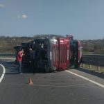 Un camion care transporta ciment s-a răsturnat pe DN 76, la Vălișoara