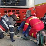 FOTO| Bărbat rămas captiv sub un autotren, salvat de pompieri