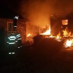 Anexă gospodărească cuprinsă de flăcări. Focul s-a extins și la o casă din apropiere (FOTO)