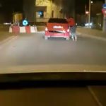 La plimbare cu rolele, agățat de mașină, pe străzile Craiovei – VIDEO