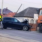 Un vasluian, care a adormit la volan, a intrat cu mașina într-un tir la Roznov