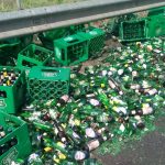 Video | Ce risipă! Un autotren încărcat cu lăzi de bere a pierdut marfa pe drum la Drajna