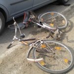 O biciclistă adolescentă a fost lovită de maşina unui tânăr
