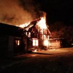 Anexe gospodărești distruse de un puternic incendiu. Pompierii au reușit să salveze casa (FOTO/VIDEO)