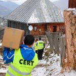 130 de familii izolate din Munții Apuseni primesc alimente de Paști de la salvatorii voluntari CERT