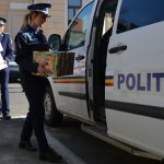 Polițiștii sătmăreni  au oferit haine copiilor nevoiași