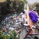 Nesimţire şi lipsă de educaţie: munţi de ambalaje şi gunoaie lângă coşul de gunoi