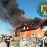 Acoperișul unei case din Satu Mare, distrus într-un incendiu
