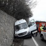 FOTO Microbuz cu 19 persoane, implicat într-un accident pe DN1, la Nistorești. 3 persoane rănite