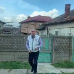Video| Imagini virale. Senatorul Adrian Țuțuianu filmat împărțind pliante electorale de unul singur, în o comună dâmbovițenă