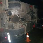 Trafic închis pe drumul național din Olt unde un TIR s-a răsturnat