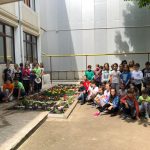 Elevii Școlii ”Elena Cuza” Vaslui au dat culoare spațiului verde din curtea unității