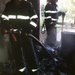 Incendiu puternic într-un bloc din Reșița un mort, 3 răniți și 21 de persoane evacuate (2)
