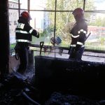 Incendiu puternic într-un bloc din Reșița un mort, 3 răniți și 21 de persoane evacuate (4)